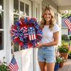 40CM Patriotischer Dekorativer Kranz mit Netzband Schleife Design Unabhängigkeitstag Türhängeornament USA Flaggen-Thema für Zuhause Fenster Festival Eingangsbereich