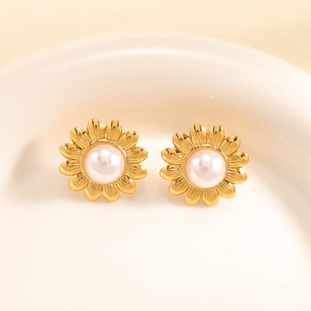 European and American flower earrings retro style pearl earrings women's electroplated stainless steel gold stud earrings light luxury high sense