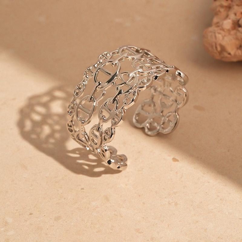 European & American Pleated Metal Bangle: Elegant Cold-Style Bracelet with High-End Luxury Design