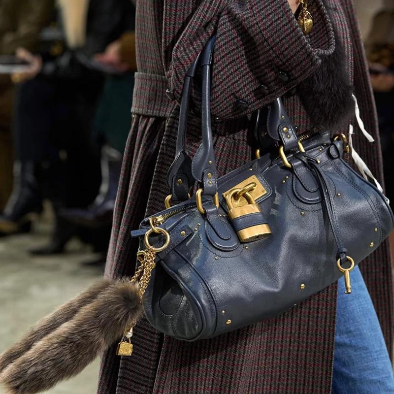 2025 Autumn-Winter Trendy Retro Women's Rivet Shoulder & Underarm Handbag