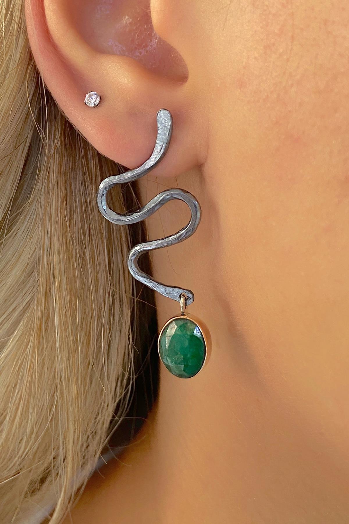 

Серьги из серебра 925 пробы специального дизайна с натуральным изумрудным камнем