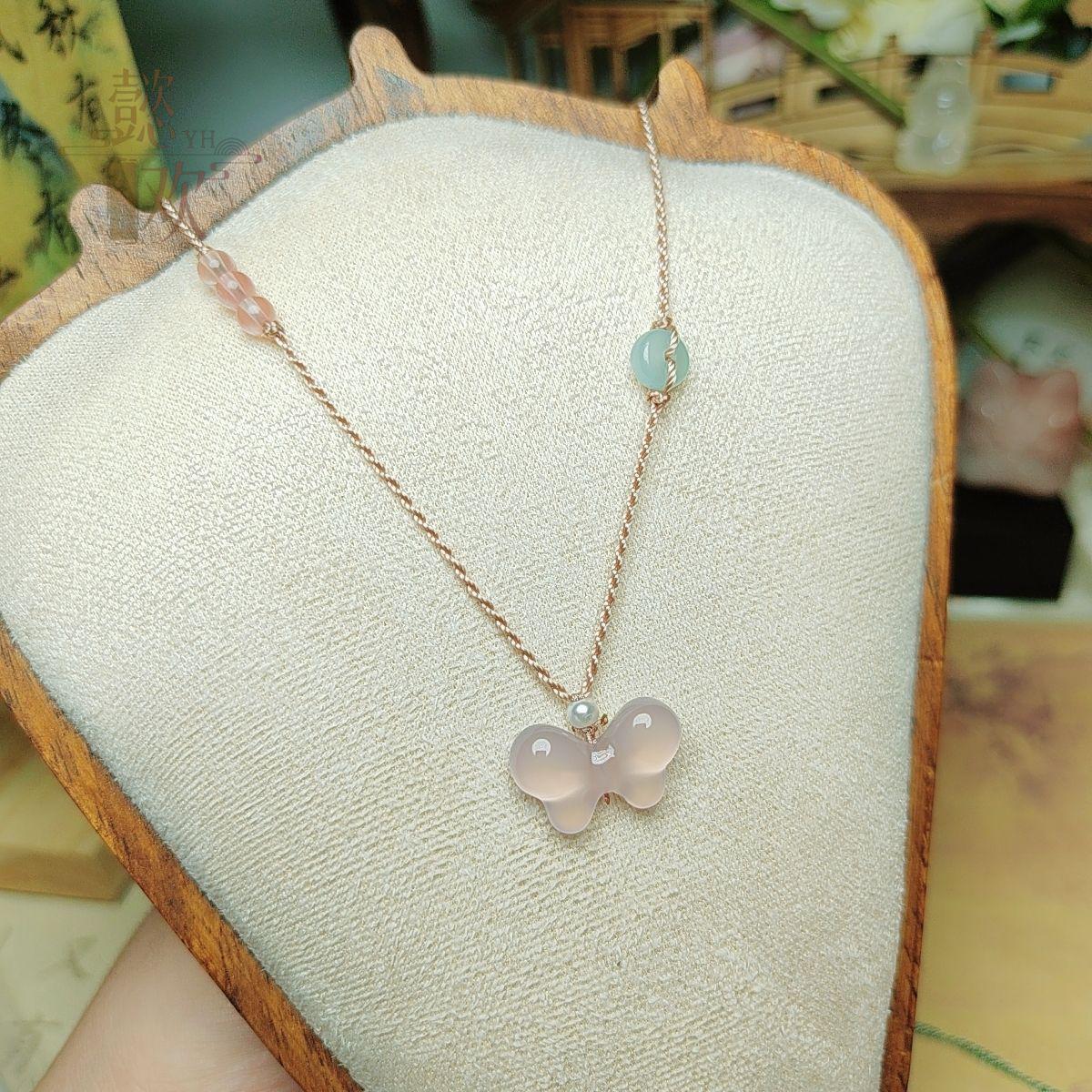 Натуральный Халцедон Бабочка Кулон Ожерелье - Изысканное Мастерство, Полупрозрачный Конский Материал, Агатовая Ключичная Цепочка, Дизайн Цветок Любви.