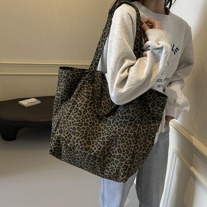 Сумка-тоут с леопардовым принтом — фото 3