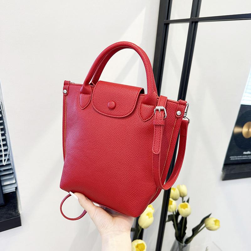 

Niche simple and versatile handbag bag women s 2025 summer new large-capacity messenger bucket bag красный