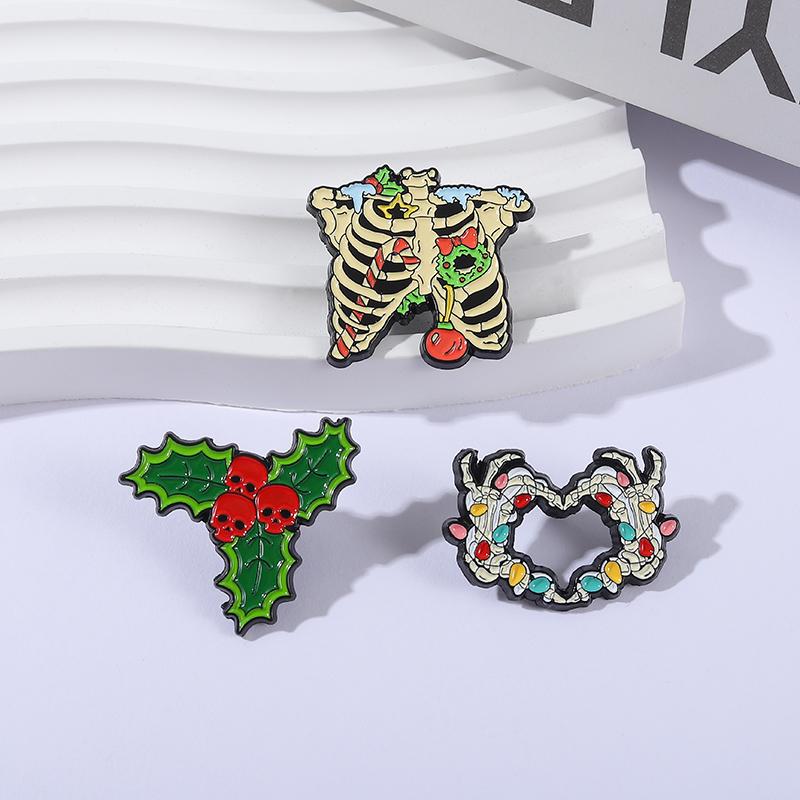 Halloween Rib Cage Enamel Pins Floral Skeleton Hand Hand Heart Gesture Brooches Lapel Badge Christmas Jewelry Gifts for Friends