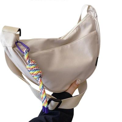 Trendige Damen Nylon Umhängetasche Weiche Halbmond Schultertasche mit verstellbarem Riemen für Schule und täglichen Gebrauch Beige