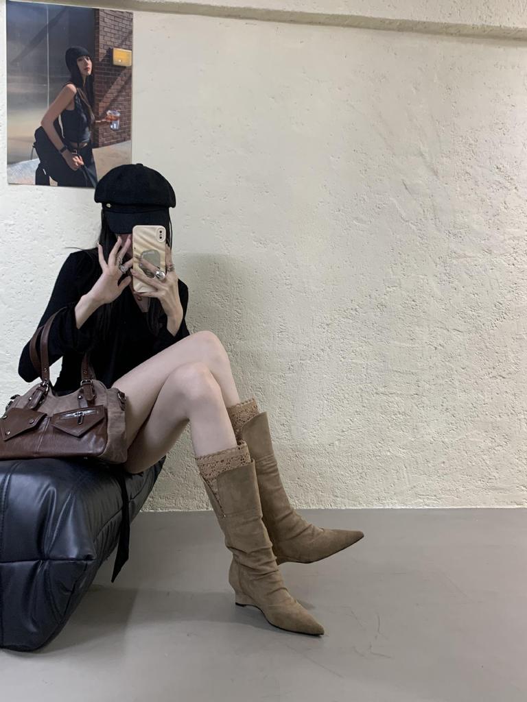 Autumn/Winter 2025 Vintage Lace-Trimmed Pointed Toe Ruched Cowboy Boots