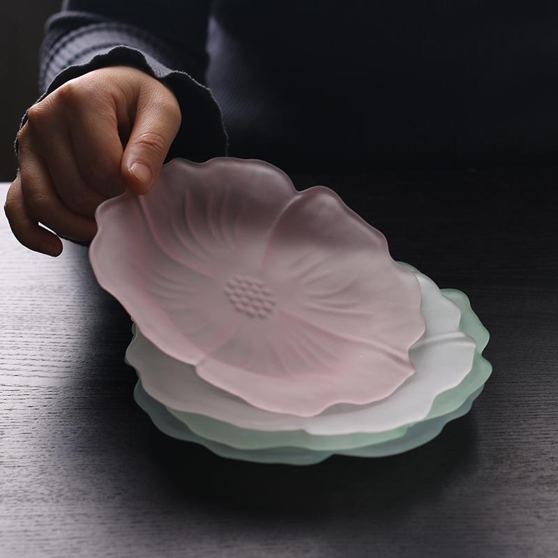 Frosted Crystal Glass Tea Tray: Petal-Shaped Dessert & Fruit Plate for Japanese Gongfu Ceremony.