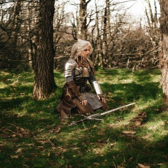 Ručně vyráběná sada brnění pro ženskou válečnici Dámské středověké ocelové brnění Fantasy Cosplay kostým Larp Ženský kostým