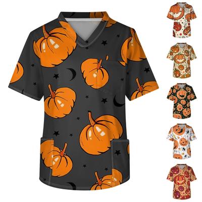 Kurzärmliges Pflegeoberteil für Herren mit V-Ausschnitt und Halloween-Aufdruck auf der Brusttasche