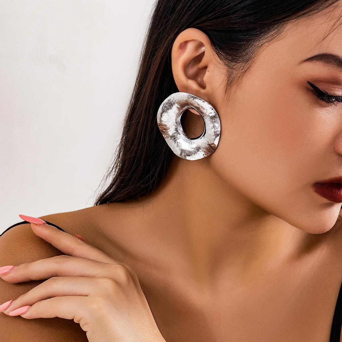 

Аксессуары, преувеличенные французские металлические серьги-кольца большого размера для женщин, простые серьги-пусеты с нишевой и неправильной текстурой See details