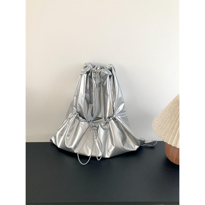 

Новый серебристый рюкзак женский студенческий класс на плечо сумка большой вместимости рюкзак женский с плиссированным дизайном на шнурке серебряный