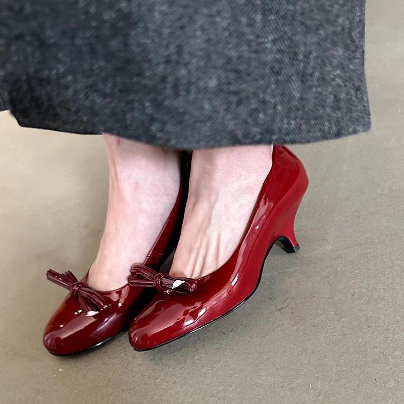 

Французские женские туфли на высоком каблуке 2025 Новые туфли класса люкс из лакированной кожи с бантом красные свадебные туфли, универсальные, с мелким вырезом и одинарные 35 красный