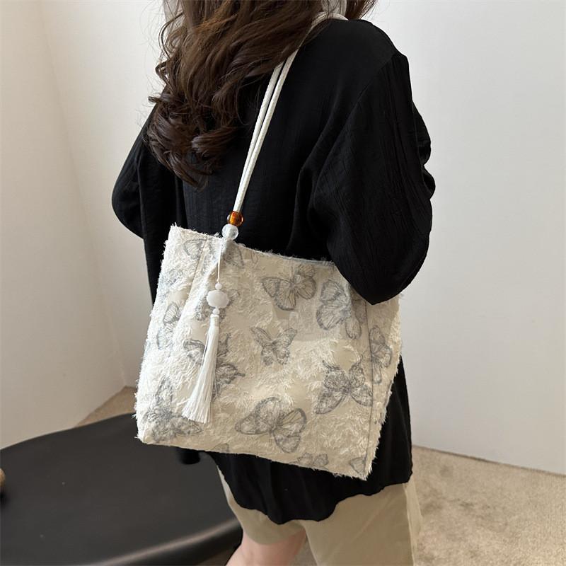 Chic And Trendy New Chinese Style Shoulder Bag For Women Spacious Commuter Tote With Unique Stitching