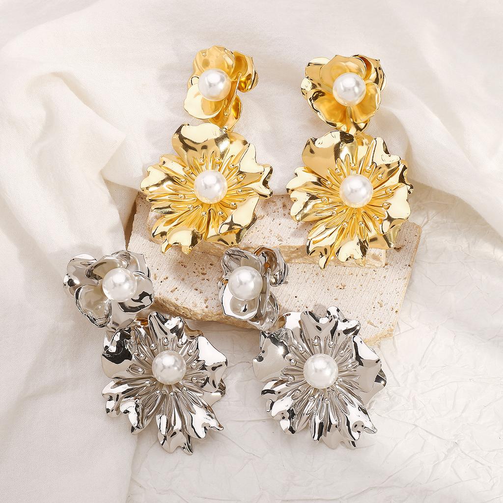 Women European American Fashion Pearl 3D Flower Earrings Retro Luxury Temperament Stud Earrings For Women
