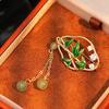 Bo Xin Yun Ethnische Jade & Bambusblätter Quasten Brosche: Elegante Damen-Zirkonia-Brosche