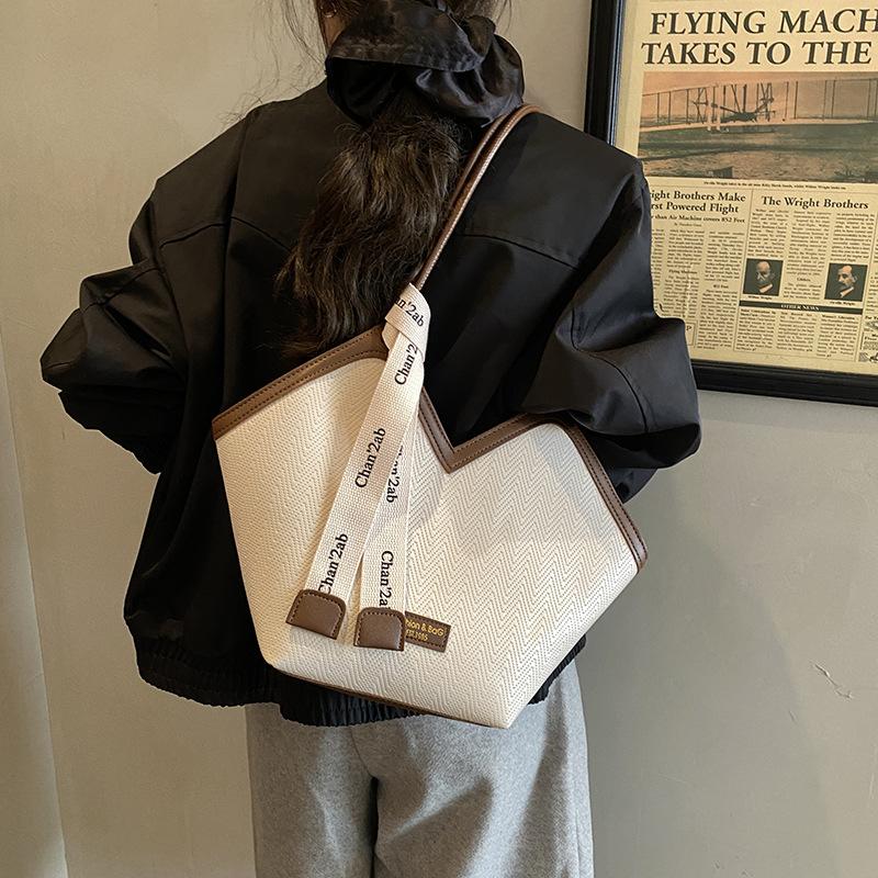 Retro Bag Women's Large Capacity 2025 New Autumn and Winter Shoulder Armpit Bag Texture Casual Work Commuter Tote Bag