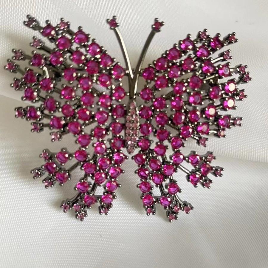 

Придворная дама Изысканная Высококачественная Легкая Роскошная Тяжелая Промышленность Ручная Инкрустированная Брошь Брошь Зимнее Пальто Женщин розы красного