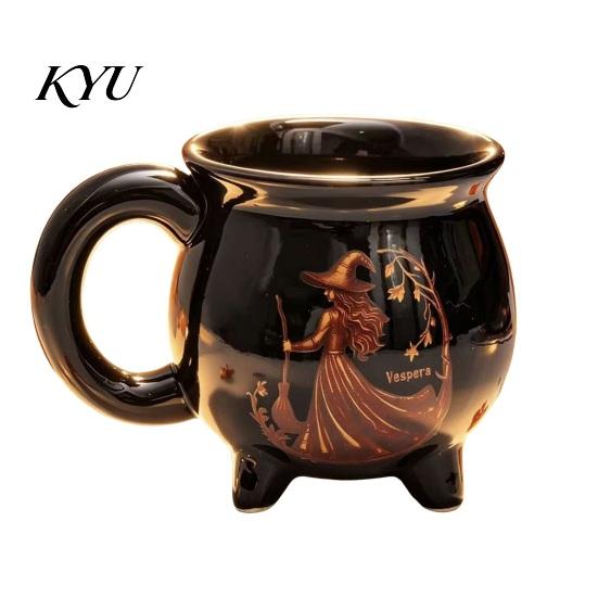 Široké ucho Stabilní základna Čarodějnický hrnek na kávu s designem třínožkového kotlíku, Protiskluzový keramický Novinka Party Favors Halloween Hrneček, Objem 370 ml