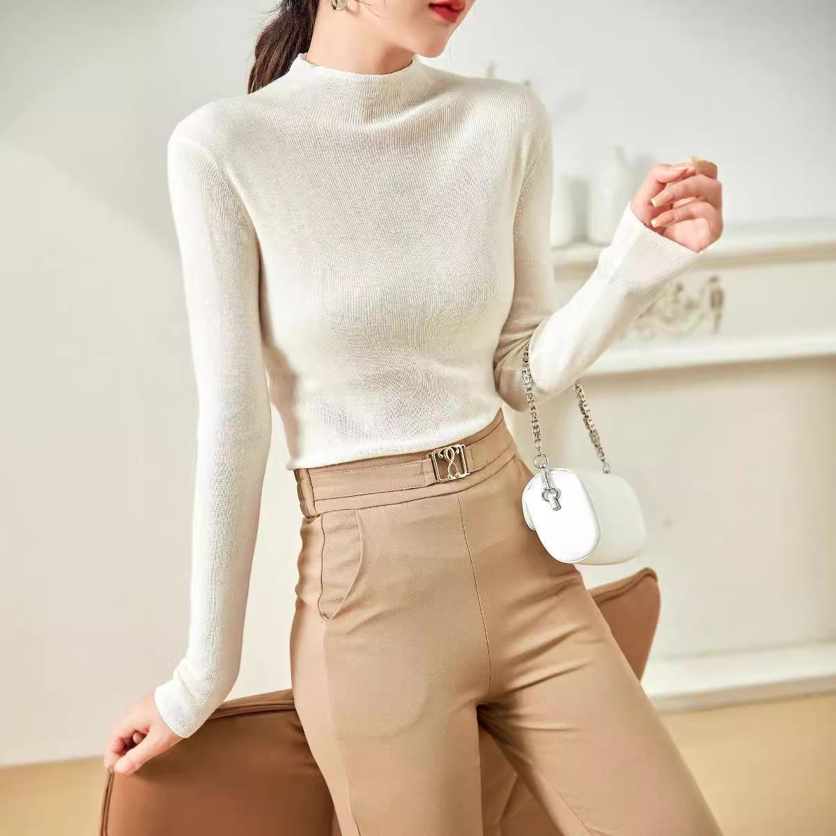 

Женский черный тонкий трикотажный свитер из шелковой шерсти с полуводолазкой - коллекция осень/зима 2024 года 115