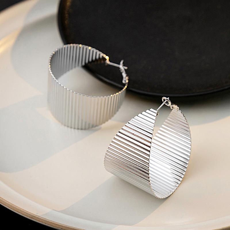 

Retro Exaggerated Personalized C-Shaped Earrings, High-End Geometric Round Earrings, Personalized Wavy Gold Earrings