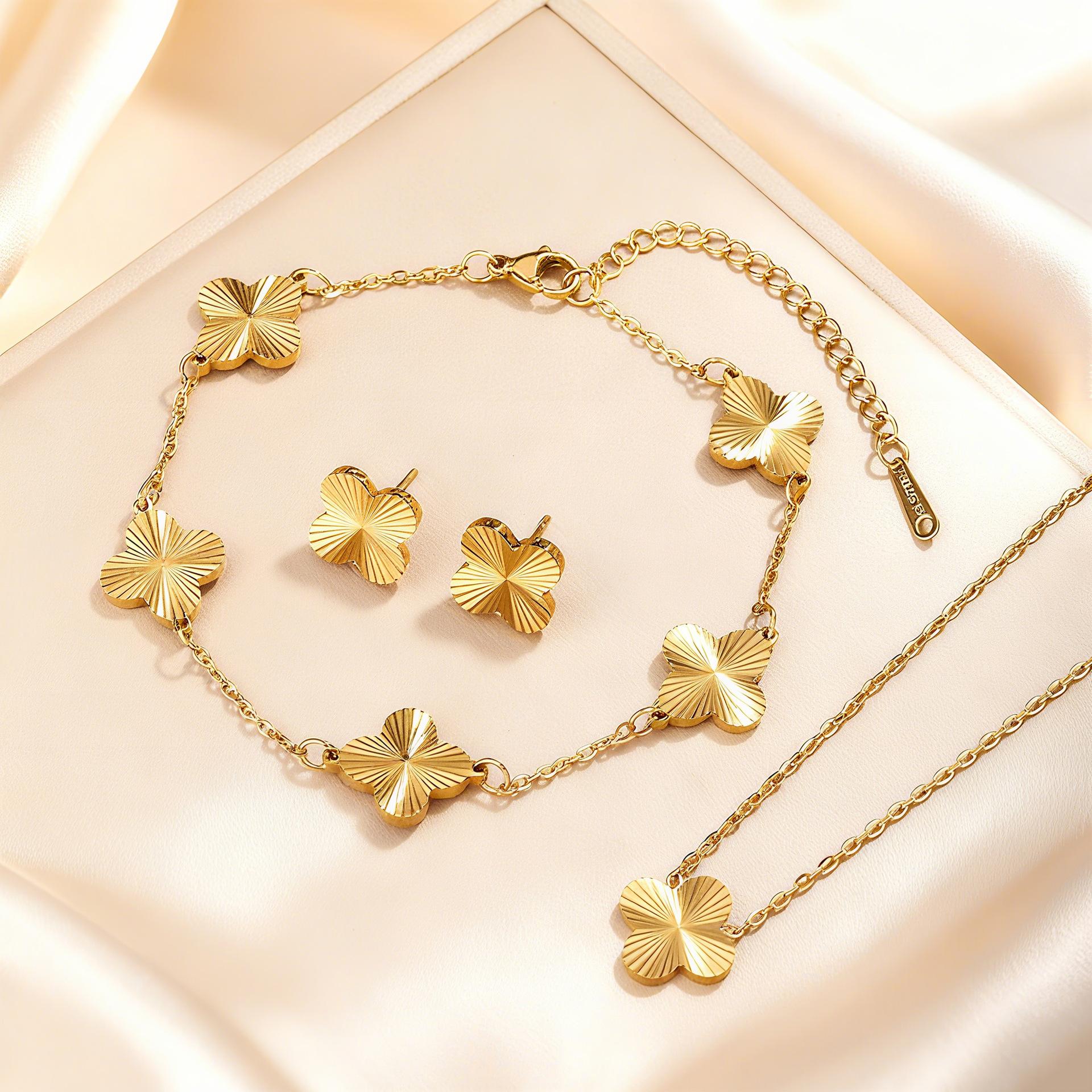 

3PCS Clover Necklace Bracelet Earnail Set, Fashionable, Versatile, Personalized Stainless Steel Women s Jewelry Set 3PCS