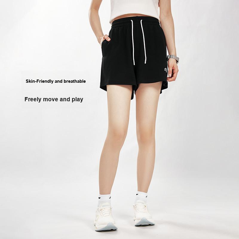 Logo del marchio Li Ning Comodi Morbidi Asciugatura Rapida Vita Media Pantaloncini Casual Donna Pantaloncini Nero AKSV710-1