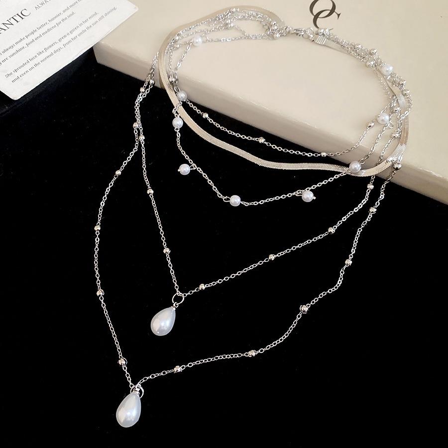 Geometric Round Flower Pearl Clavicle Necklace: Retro European & American Design