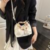 Damentasche Perlenhandtasche neu vielseitig schlicht Nische Pendler Schulter Crossbody Eimertasche