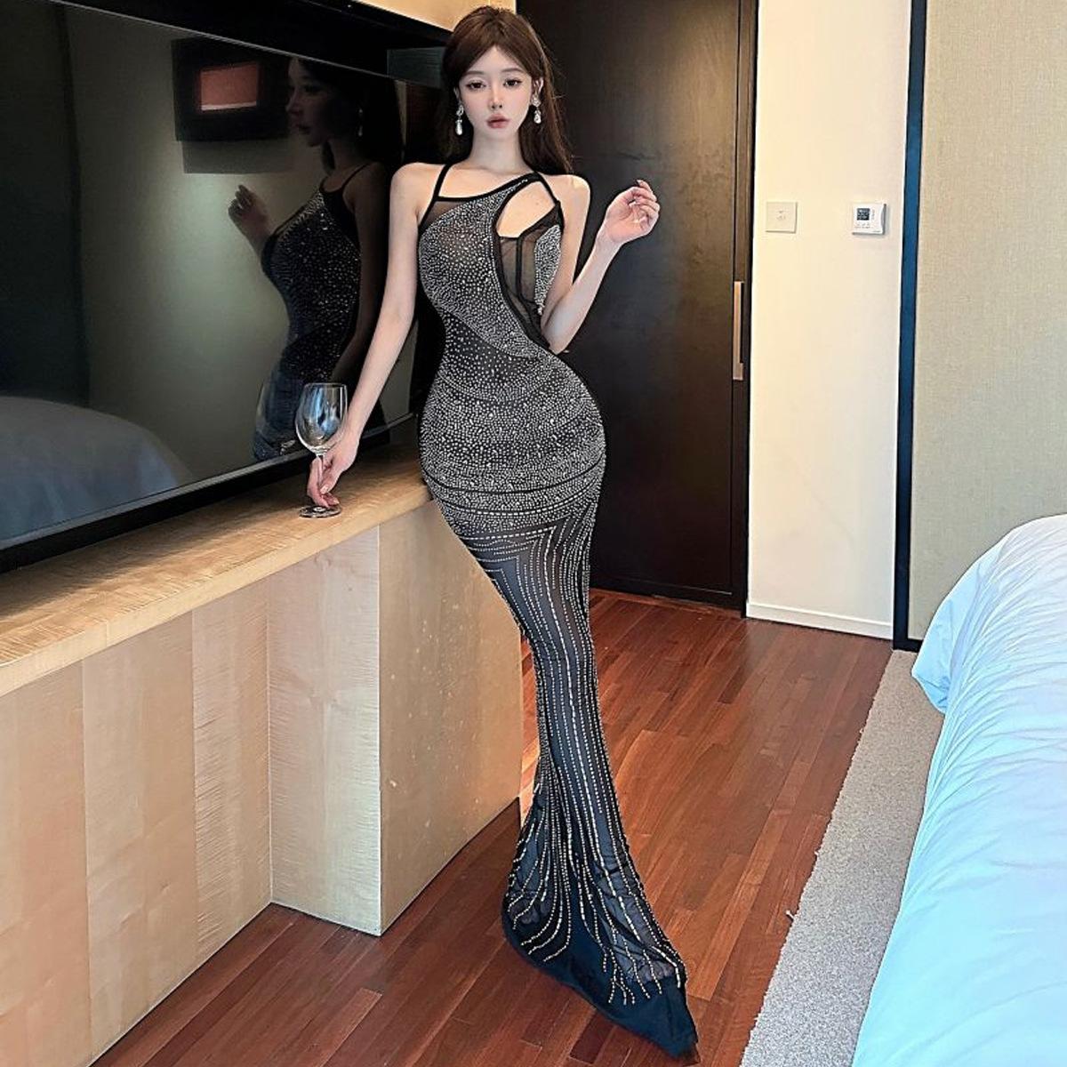 

Женское сетчатое прозрачное платье с косыми плечами и блестками на подтяжках S чёрный