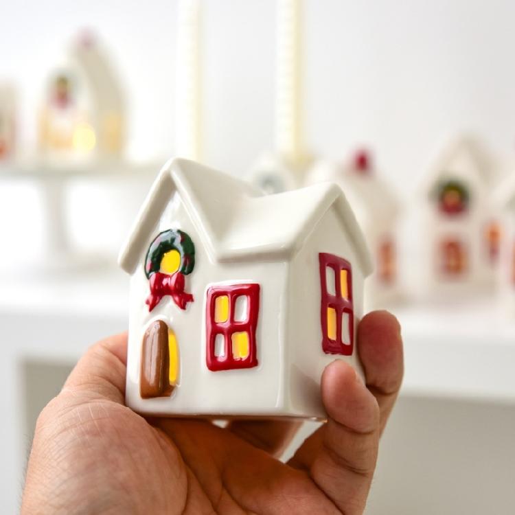 Feiertags-Keramikhaus-Dekorationen Batteriebetriebene Kerzenhalter Weihnachtsdorf Saisonales Geschenk Bereit für die Feiertagspräsentation