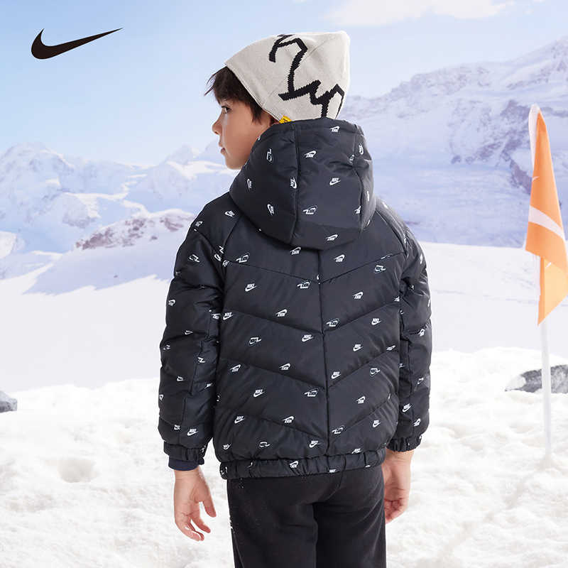 Nike Prošívaná péřová bunda s celoplošným potiskem loga Teplá Pohodlná Všestranná Dětská bunda Černá NY2242055GS-001