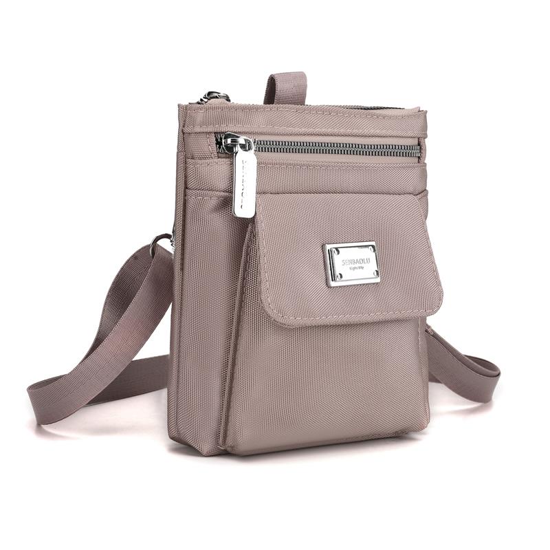 Bolso Cruzado Compacto de Nailon para Mujer – Diseño Ligero y Resistente al Agua con Placa Metálica con Logo y Múltiples Bolsillos, Ideal para el Uso Diario