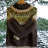 Beiger Rollkragenpullover mit Streifen und buntem Muster