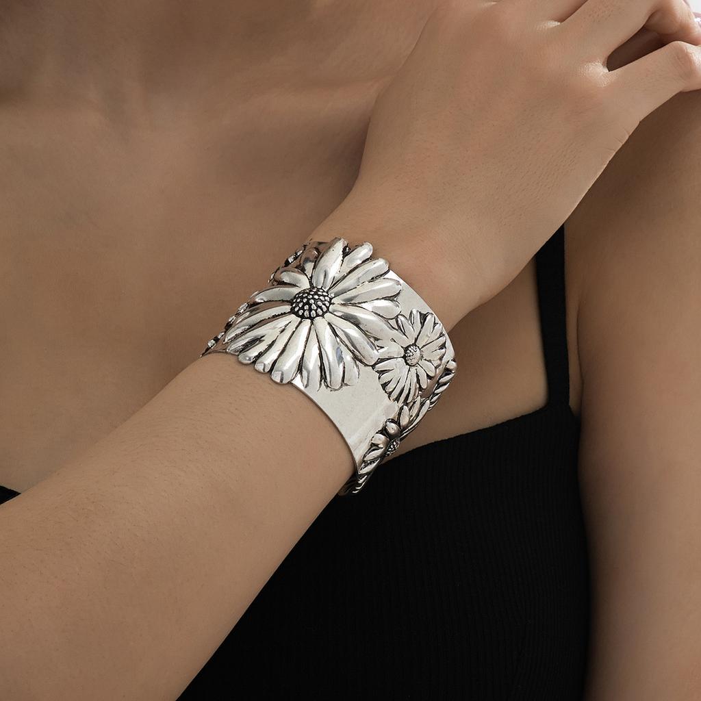 1pc Retro Western Style Sunflower Floral Embossed Metal Bangle Bracelet for Women, Fashionable and Graceful Valentines,Mom,Mother,Mother's Day,Gift