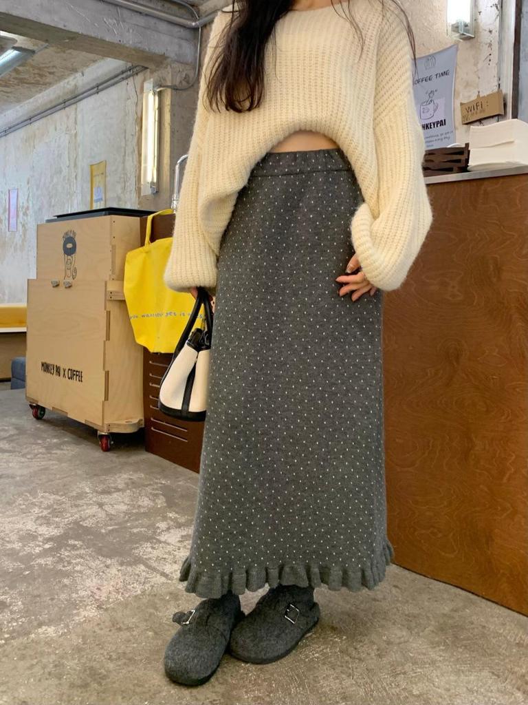 Women's Deep Gray Polka Dot Knit Midi Skirt with Ruffles, Perfect for Autumn and Winter, Straight Hip-Hugging Design with a Stylish Split.