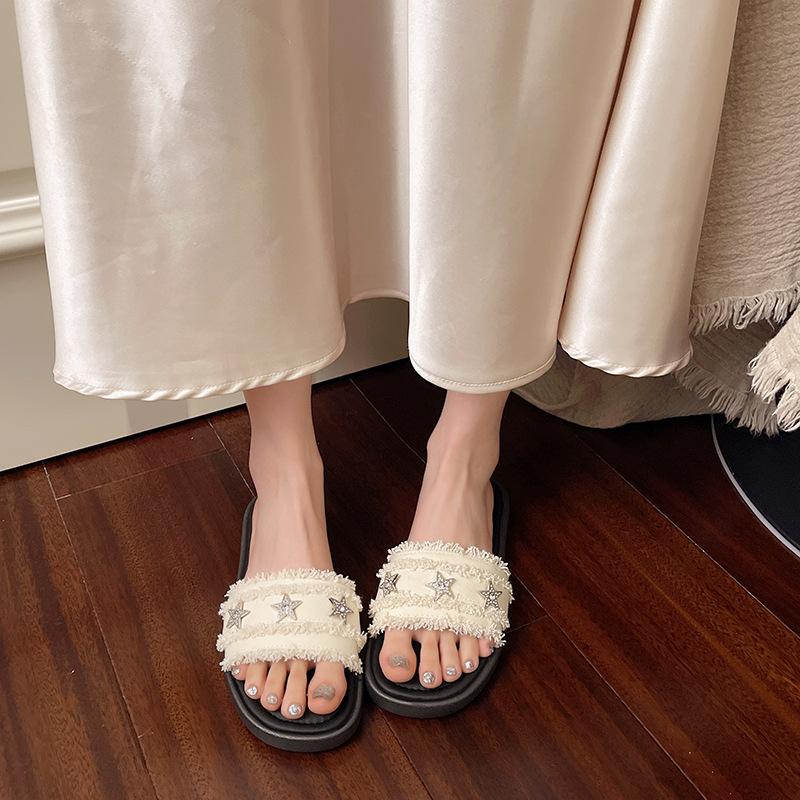 French Small Fragrant Style Slippers Women's Summer Wear 2025 New Internet Celebrity Fashion Rhinestone Flat Bottom Beach Sandals