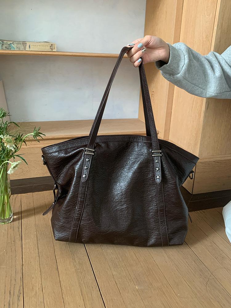 

Large capacity bag Women s versatile college style shoulder bag Black commuter soft leather tote bag Casual messenger bag Tide bag