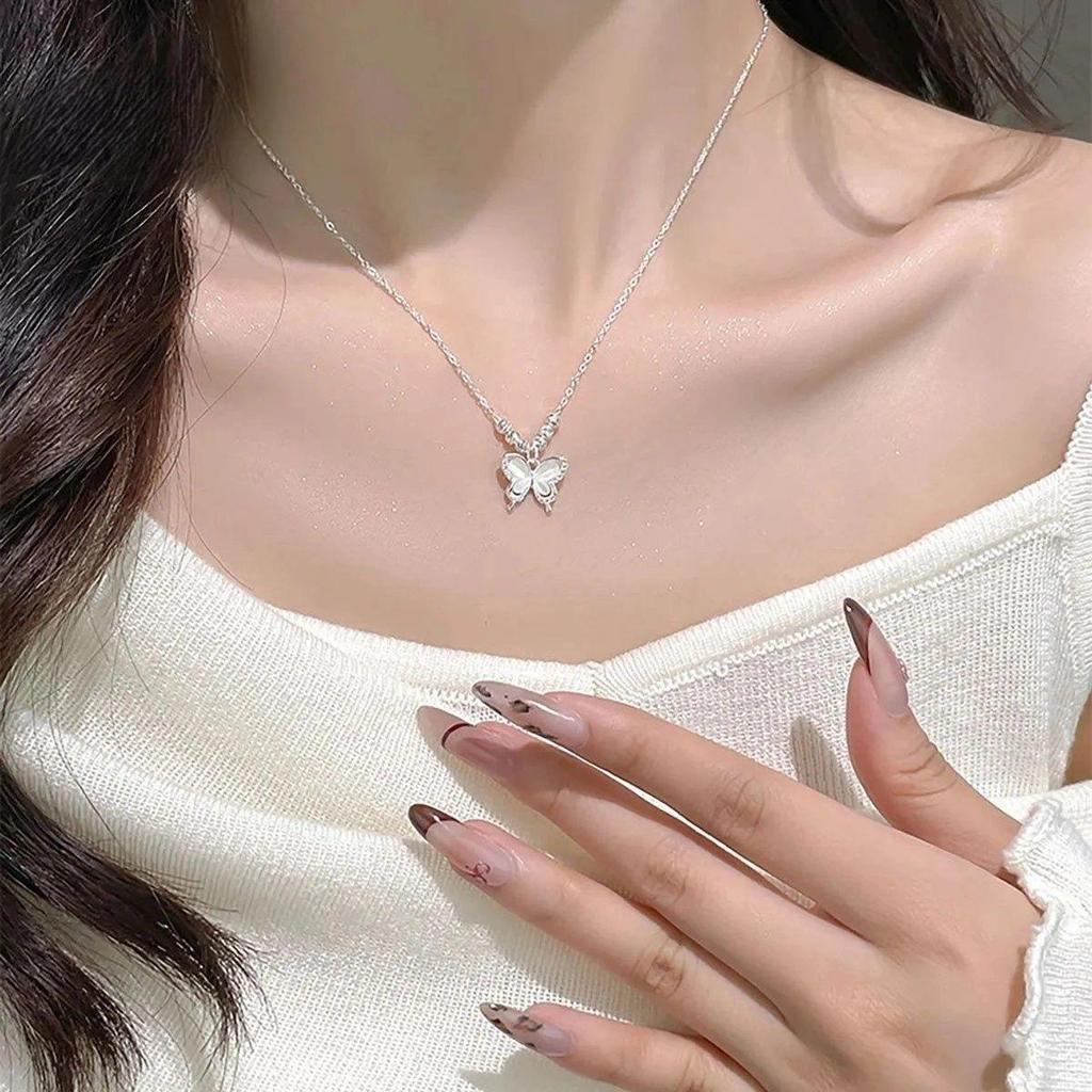 Korean Pearl Necklace: High-End Silver Clavicle Chain with Niche Design, Perfect for Light Luxury and Sweater Pendants.