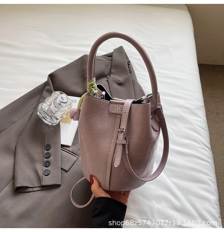 Korean version of fashion retro mother-in-law bucket bag women's 2025 new trendy commuter one-shoulder crossbody bag super hot hand-held bag