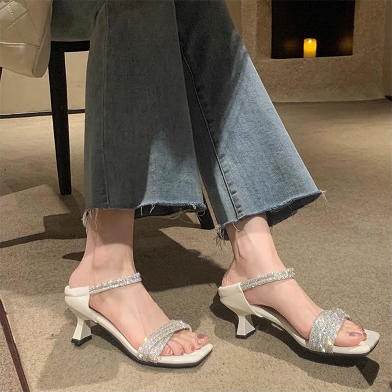 

Женские босоножки со стразами, новинка летнего сезона, серебристые с квадратным носком и открытым носком, крутые шлепанцы 40 белый