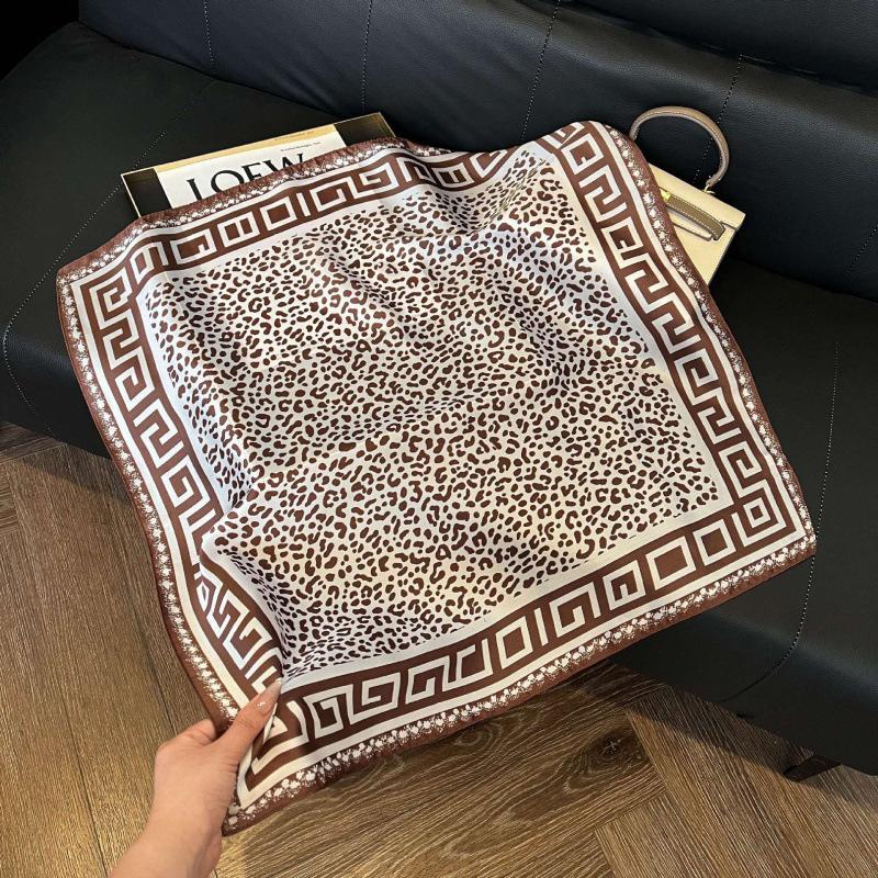 New 71 * 71cm Korean version small square scarf women's silk scarf spring and summer thin sunscreen scarf neck protection tied bag headband scarf
