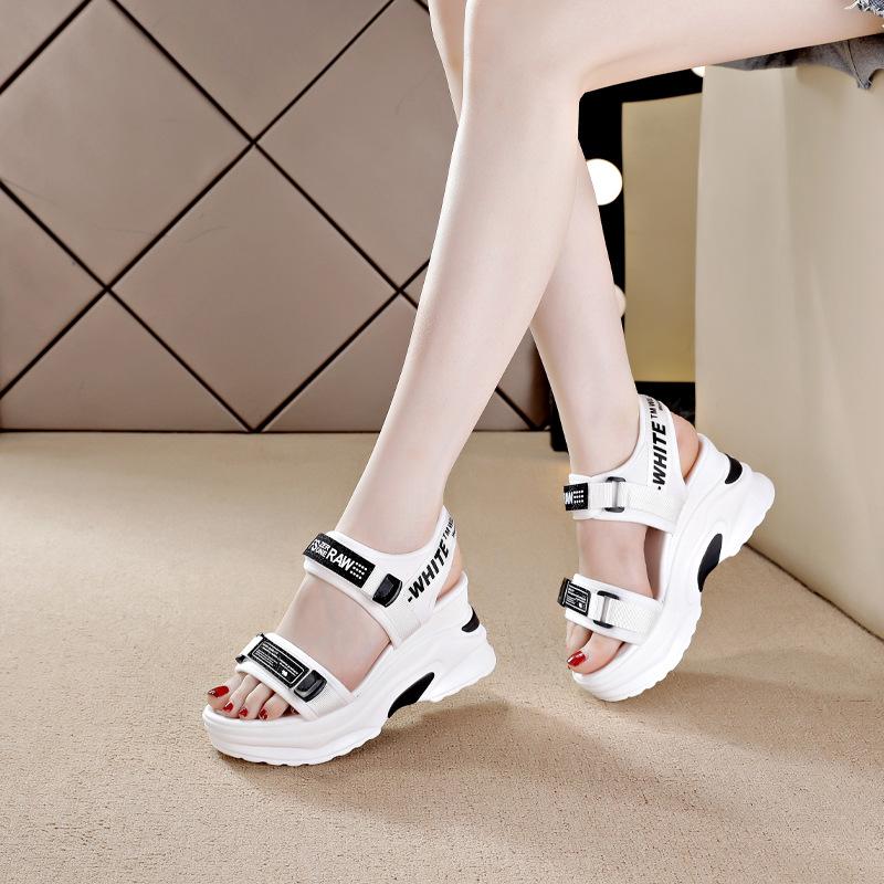

Спортивные сандалии женские новые летние универсальные на платформе, маленькие туфли-маффины, высокие каблуки, повседневная пляжная обувь 35 белый