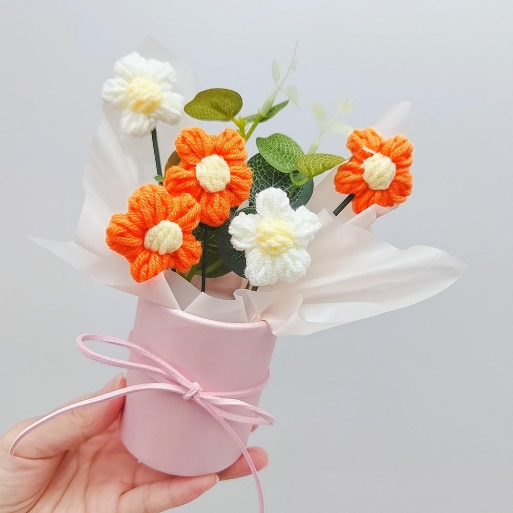 

Мягкий букет цветов из пряжи с подсветкой для украшения дома или вечеринки