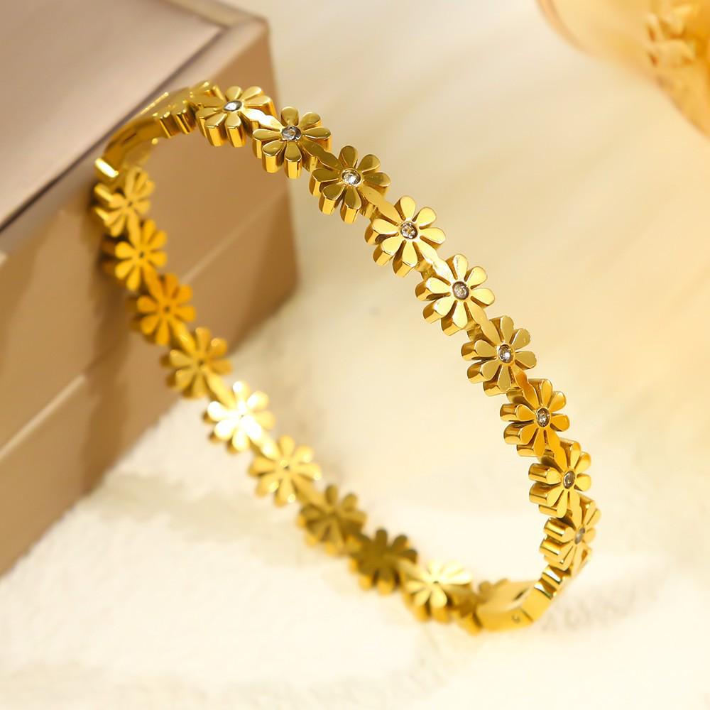 Little Daisy Stainless Steel Women's Bracelet - Summer Niche Design, Luxury Titanium Feel, Simple Elegant Jewelry