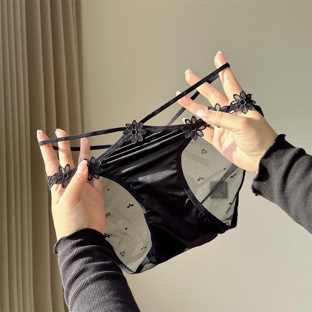 

Летнее кружевное белье с заниженной талией из ледяного шелка и тонкими бретелями L (55-67.5 kg)