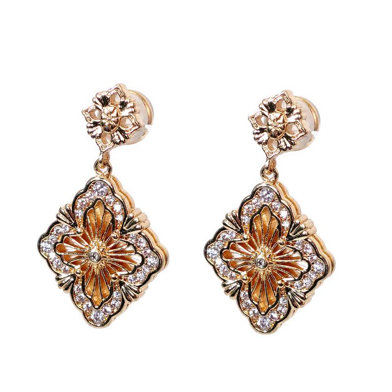 Lucky Four-Leaf Clover Stud Earrings Court Style Medieval Vintage Earrings Women'S Fashion Light Luxury High Sense Retro Earrings