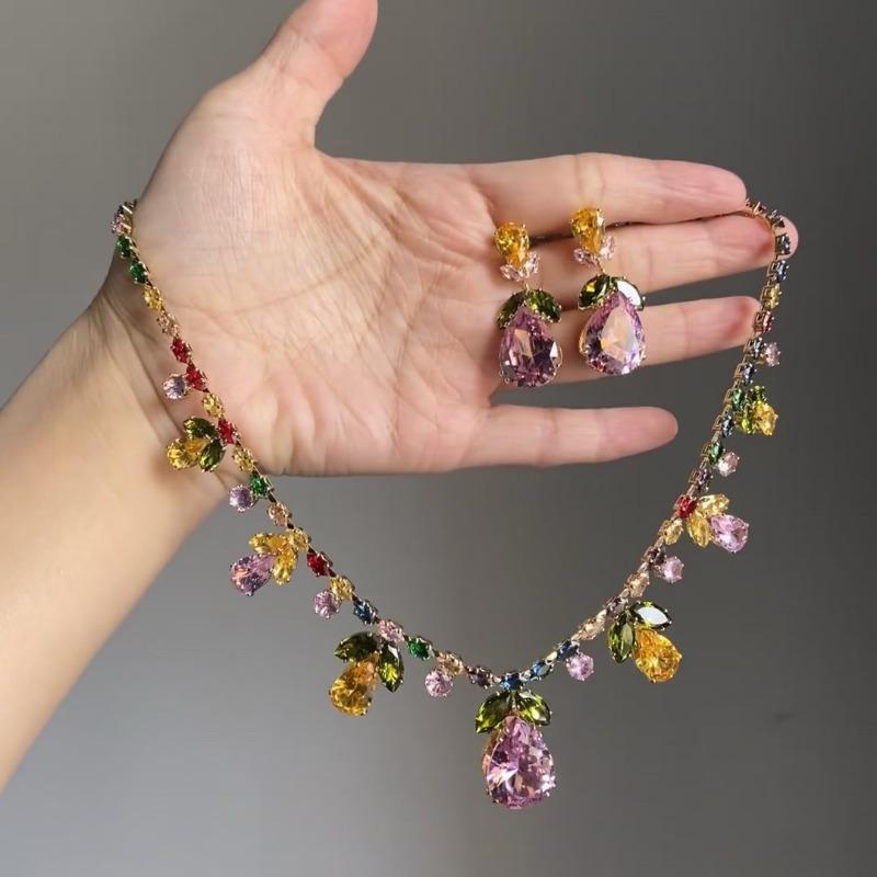 Quadratisches Ohrstecker- und Halsketten-Set mit Diamanten - ein schickes, luxuriöses und hochwertiges zweiteiliges Set mit exquisiter Eleganz