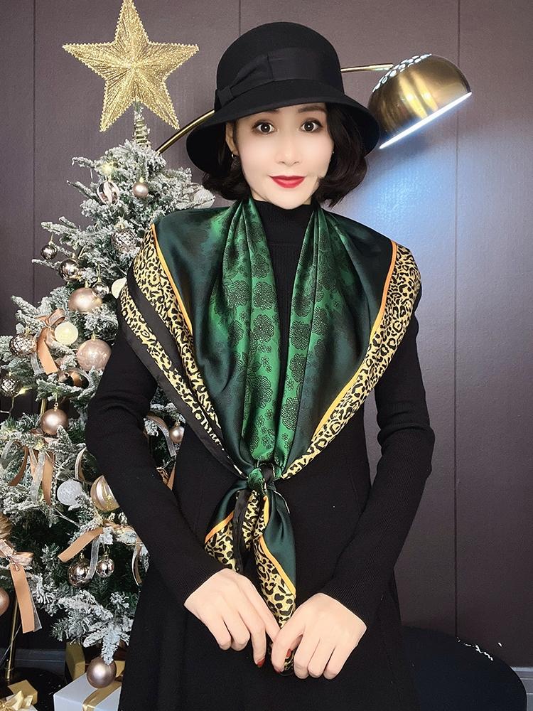 [BYSIFA] Neuer smaragdgrüner Seidenschal Damen Marke Leopard bedruckte quadratische Schals 90*90cm Modeaccessoires Kopftücher Hijabs