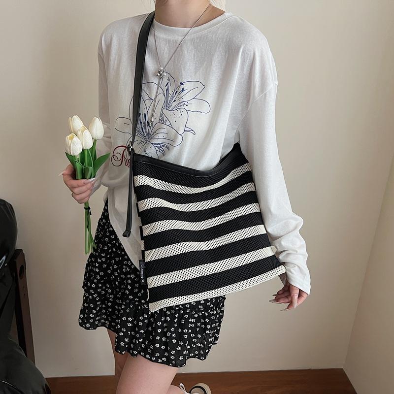 Black and white striped bucket bag women's large-capacity large bag leisure vacation beach bag versatile portable shoulder tote bag